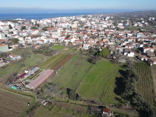 ÇARDAK MERKEZDE İMAR ALANI İÇİNDE İFRAZ VE TOPLU PROJEYE UYGUN İMARLI ARSA