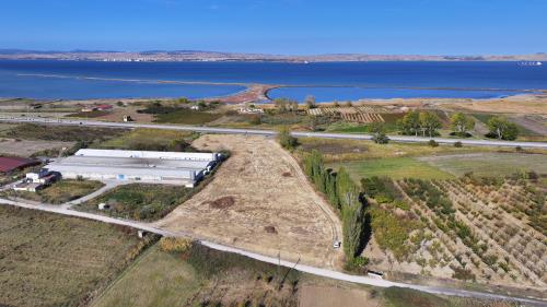 ÇANAKKALE BURSA ASFALTINA CEPHE TİC. İMARLI CEPHE 3.077 m²  SATILIK ARSA